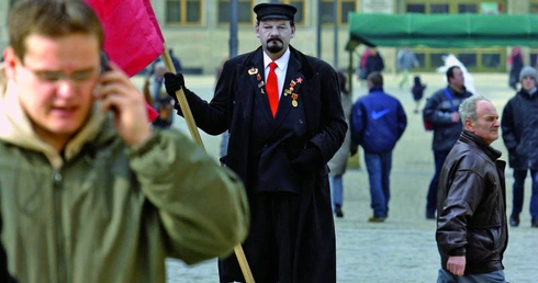 Artysta uliczny udający Lenina na wrocławskim rynku.
