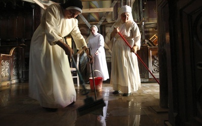 Siostra przełożona Beata, s. Rozaria i s. Laurencja oczyszczają ze szlamu kaplicę, zalaną w trakcie remontu. 