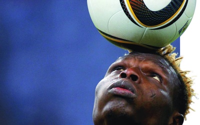 Reprezentant Burkina Faso Aristide Bance z nową, stworzoną z myślą o mundialu w RPA piłką Adidas Jabulani. 