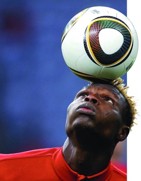 Reprezentant Burkina Faso Aristide Bance z nową, stworzoną z myślą o mundialu w RPA piłką Adidas Jabulani. 