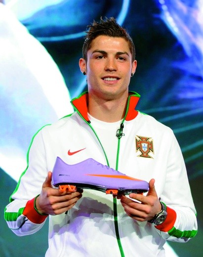 Portugalczyk Cristiano Ronaldo prezentuje najnowsze buty firmy Nike – Mercurial Vapor Superfly II.