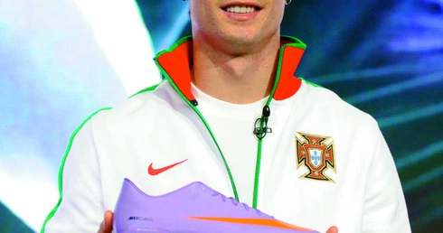 Portugalczyk Cristiano Ronaldo prezentuje najnowsze buty firmy Nike – Mercurial Vapor Superfly II.