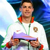 Portugalczyk Cristiano Ronaldo prezentuje najnowsze buty firmy Nike – Mercurial Vapor Superfly II.