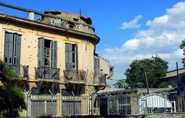 Zniszczone domy i zasieki w Nikozji przypominają o podziale kraju.