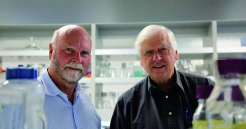 Twórcy komórki ze sztucznym DNA: Craig Venter (z lewej) i Hamilton Smith.