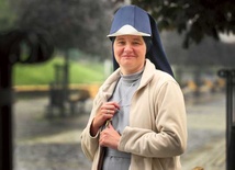 Siostra Bogna Młynarz jest doktorem teologii duchowości, prowadzi rekolekcje dla osób świeckich i zajmuje się formacją młodych sióstr