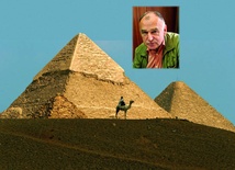 Budowana piramida miała profil „zębat”. Dopiero później pokrywano ją warstwą białego wapienia i wygładzano.