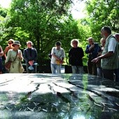 Uczestnicy spotkań przy grobie marszałka Józefa Piłsudskiegona Rossie.