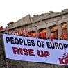 Po informacjach, że Bruksela wymaga od Grecji reform, komuniści i związki zawodowe podpalili kraj. 