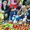 Pod Pałacem Prezydenckim podczas żałoby codziennie płonęły znicze.