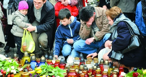 Pod Pałacem Prezydenckim podczas żałoby codziennie płonęły znicze.
