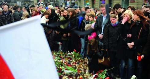 Warszawa, 10.04.2010 r. Czy uda nam się zamienić to poruszenie serc w czyn, w trwałe poczucie wspólnoty, w odpowiedzialność za dobro, którym jest ojczyzna?