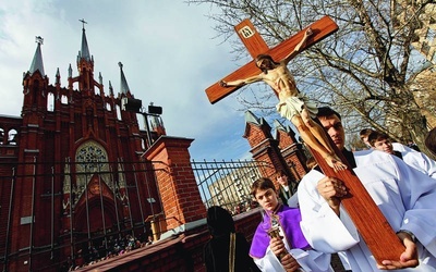 Procesja przed katedrą Niepokalanego Poczęcia na ul. Małej Gruzińskiej.