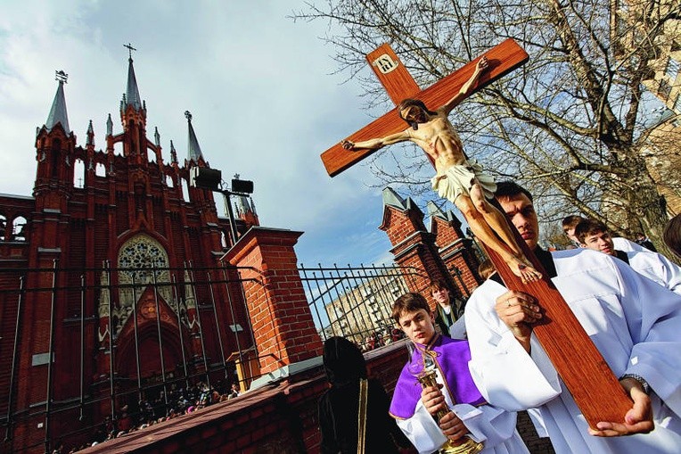 Procesja przed katedrą Niepokalanego Poczęcia na ul. Małej Gruzińskiej.