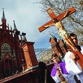 Procesja przed katedrą Niepokalanego Poczęcia na ul. Małej Gruzińskiej.