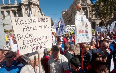 Węgrzy przeciw polityce oszczędności