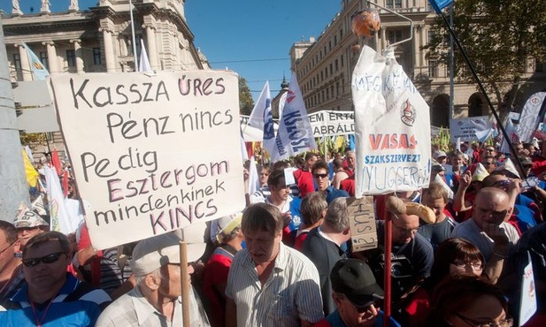 Węgrzy przeciw polityce oszczędności
