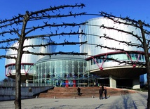Europejski Trybunał Praw Człowieka coraz częściej feruje wyroki przypominające profesorskie wykłady.