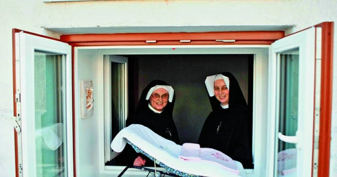Oknem życia przy Sanktuarium Miłosierdzia Bożego w Płocku opiekują się siostry Klawera i Angelika.