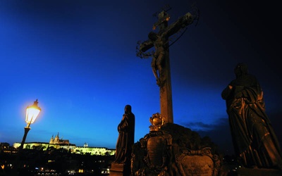 Krzyż z mostu Karola, a w tle katedra św. Wita na Hradczanach. Dla Czechów to cenne zabytki.