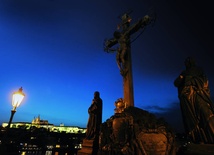 Krzyż z mostu Karola, a w tle katedra św. Wita na Hradczanach. Dla Czechów to cenne zabytki.