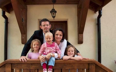 Michał Muszer z żoną Agnieszką i córkami: Marią, Martą, Anną