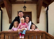 Michał Muszer z żoną Agnieszką i córkami: Marią, Martą, Anną