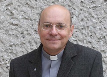 Ks. Marian Machinek  (lat 50) – profesor Wydziału Teologii Uniwersytetu Warmińsko-Mazurskiego w Olsztynie, specjalizuje się w teologii moralnej