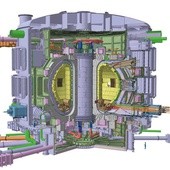 W reaktorze fuzji jądrowej (takim jak ITER na ilustracji), mniejsze atomy łączą się w większe. W tym procesie produkowana jest duża ilość energii. Atomy łączą się w bardzo wysokiej temperaturze i ciśnieniu. Takie warunki są zapewnione w plazmie. W reaktorach takich jak ITER plazma jest utrzymywana w komorze (na ilustracji żółta) w bardzo wysokim polu magnetycznym i elektrycznym