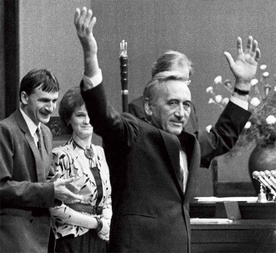 Tadeusz Mazowiecki po wyborach w 1989 r. został premierem pierwszego niekomunistycznego rządu.