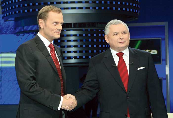 Uścisk dłoni po debacie przed wyborami w 2005 r. wielu odebrało jako zapowiedź wspólnych rządów po wyborach