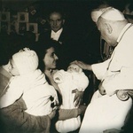 „Kiedy wrócicie do domu, przytulcie wasze dzieci i powiedzcie im: to uścisk od papieża” – mówił rodzicom Jan XXIII