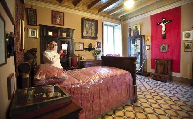 Łóżko, na którym zmarł Jan XXIII. Chorzy modlą się tu o uzdrowienie