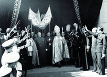 Gen. Francisco Franco (pod baldachimem) uczestniczący w religijnych uroczystościach po śmierci króla Alfonsa XIII.