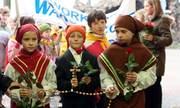 Milion dzieci modli się na różańcu