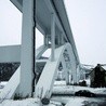Wysoki na 27 metrów wiadukt zawisł nad górską doliną w Milówce, niedaleko wlotu do tunelu.