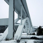 Wysoki na 27 metrów wiadukt zawisł nad górską doliną w Milówce, niedaleko wlotu do tunelu.