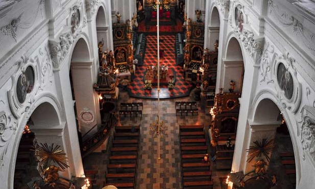  Renesansowo-barokowe wnętrze bazyliki katedralnej  w Łowiczu