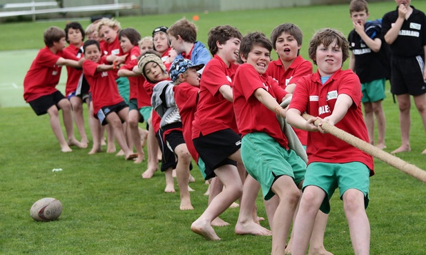 Młodzi rugbyści walczą przy linie