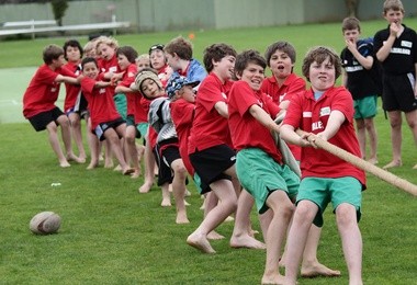 Młodzi rugbyści walczą przy linie