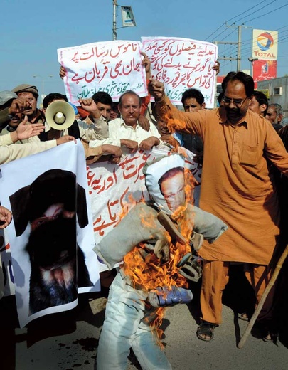 Pakistan, 2010 r.: muzułmanie palą plakat gubernatora Salmana Taseera, który ujął się za Asią Bibi – chrześcijanką skazaną na śmierć za wiarę. Gubernator został zastrzelony przez islamistę w styczniu br.