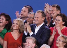 Donald Tusk jest pierwszym premierem w III RP, który wygrał wybory na drugą kadencję