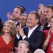 Donald Tusk jest pierwszym premierem w III RP, który wygrał wybory na drugą kadencję