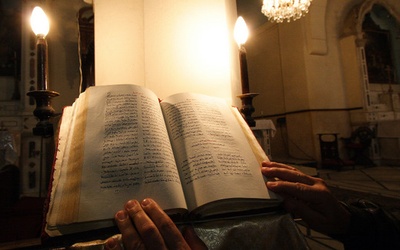 W ilu językach dostępna jest Biblia w całości?