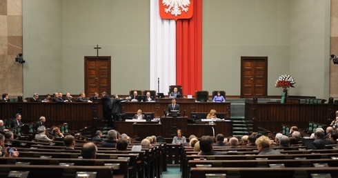 56 proc. Polaków za krzyżem w Sejmie