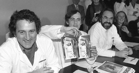 Jacques Testart (w środku) pokazuje zdjęcia Amandine – pierwszego we Francji dziecka z probówki (rok 1982).