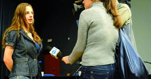 Maturzystka Zuzanna Niemier (po lewej), jedna z inicjatorów protestu przeciwko krzyżowi  w szkole. 