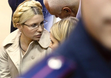 11 października 2011 r. Kijów. Julia Tymoszenko w towarzystwie męża i córki Marty po ogłoszeniu przez sąd wyroku skazującego ją na 7 lat więzienia