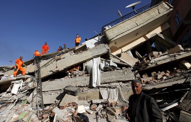 Turcja: 264 ofiary śmiertelne trzęsienia ziemi