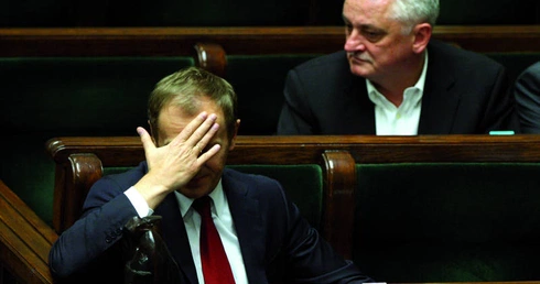 Premier Tusk musi wyjaśnić rolę swych współpracowników w aferze.